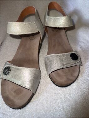 Taos Footwear Women's Shimmery Gold Slingback Sandals